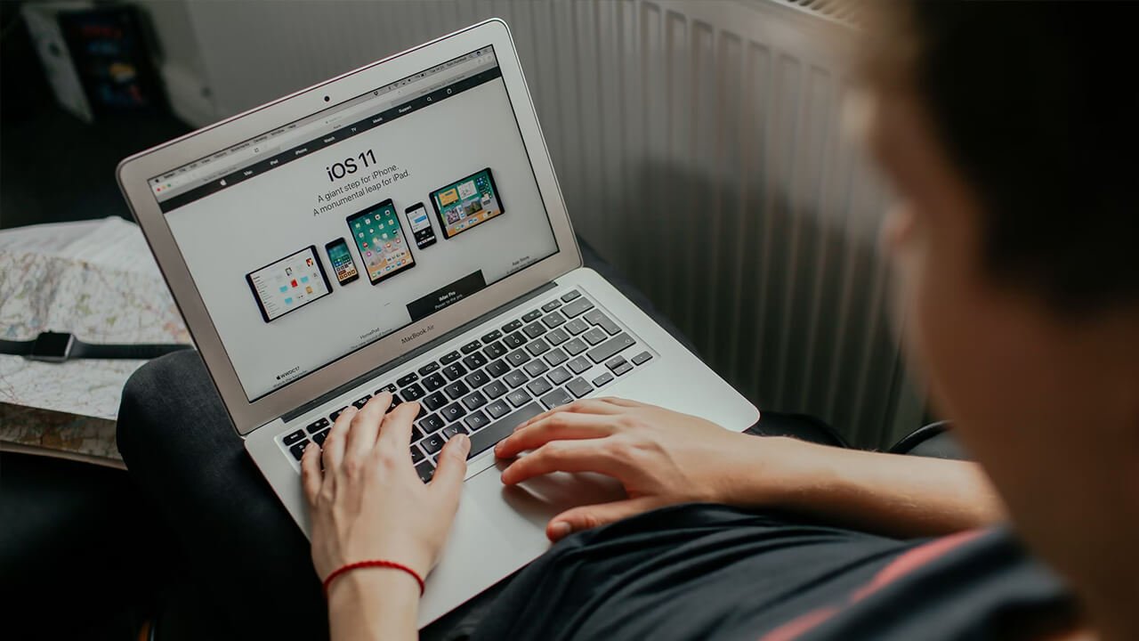 Comparing Online and Traditional University Programs